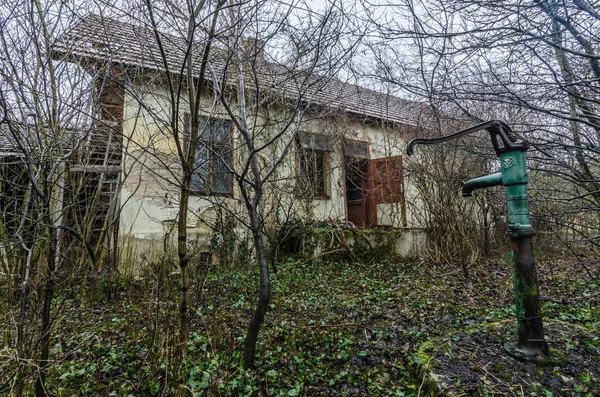 Antigua casa con fuente en el bosque — Foto de Stock