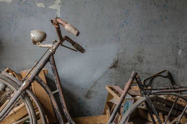 eski Bisiklet ve gri duvar