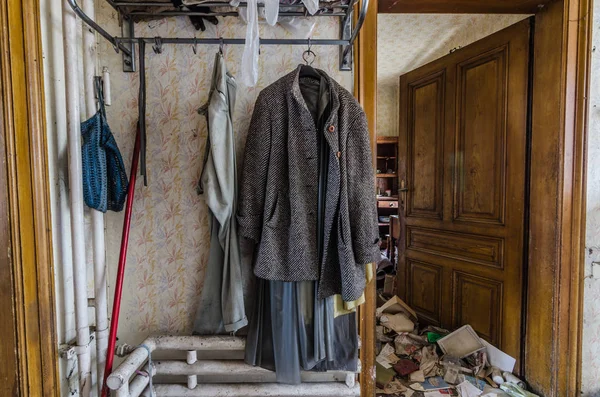 Wardrobe in abandoned house — Stock Photo, Image