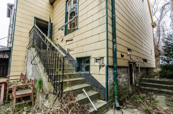 Giriş merdivenleri terk edilmiş evde ile