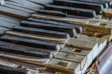 eski piyano ve anahtarları detay