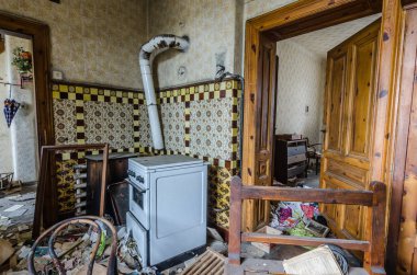 Terk edilmiş evde mutfak