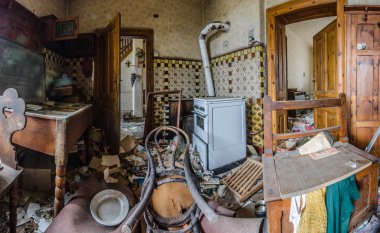 terk edilmiş evde panorama mutfakta