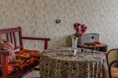 çiçekler ve tezgah içeren tablo