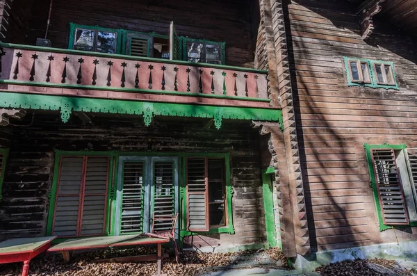 Opuszczonym lasu dom z drewna — Zdjęcie stockowe