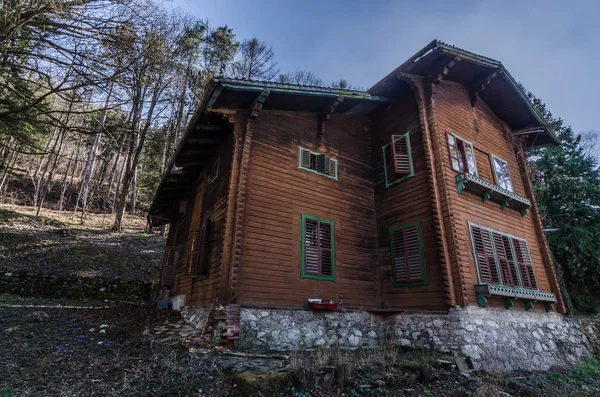 Antigua casa forestal en la montaña — Foto de Stock