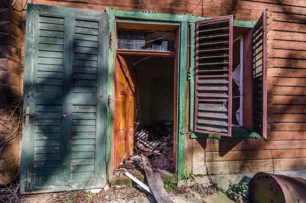 Åpen dør og vindu i skogshuset – stockfoto