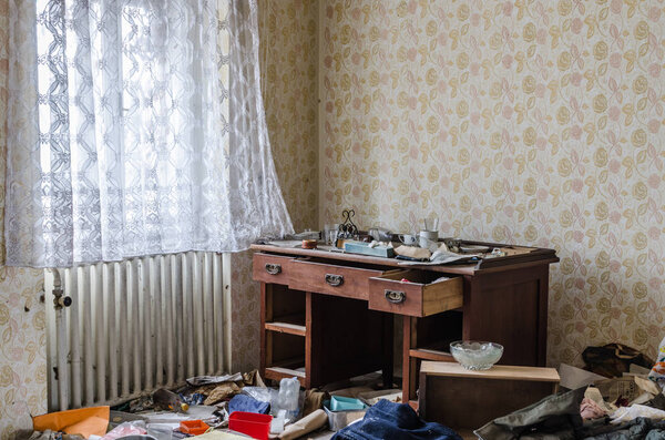 комнату и много старых предметов
