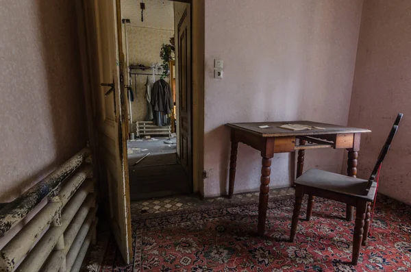 Tisch mit Sessel im Zimmer des Hauses — Stockfoto