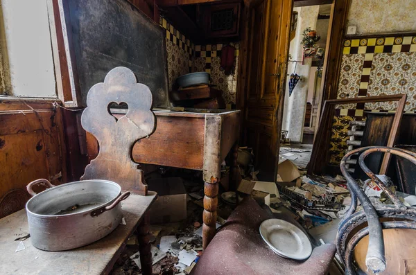 eski mutfak tencereye içeren tablo