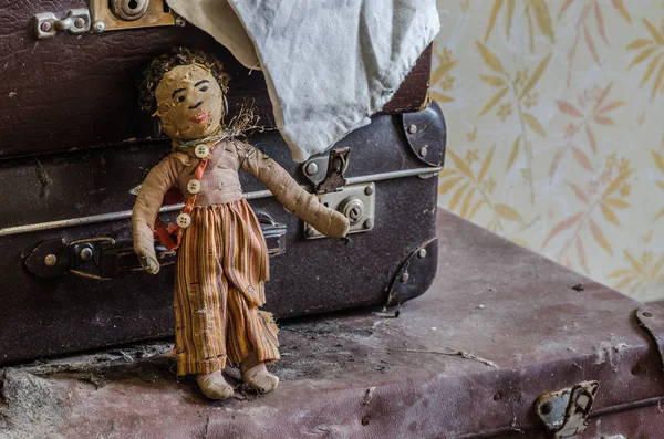 Παλιά κούκλα σε εγκαταλελειμμένο σπίτι — Φωτογραφία Αρχείου