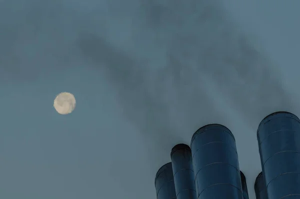 Mond und Schornstein eines Schiffes — Stockfoto