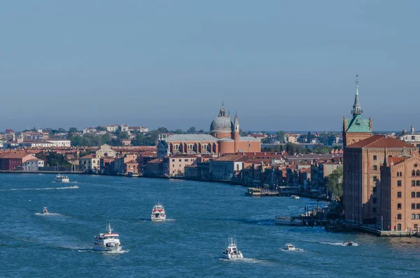 Båtar på havet i Venedig — Stockfoto
