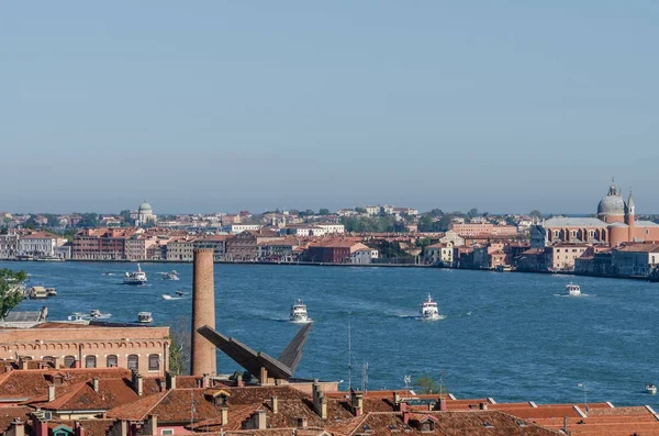 Byggnader och fartyg i Venedig — Stockfoto