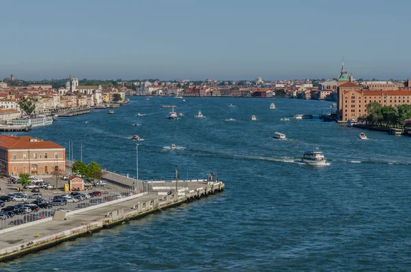 Många båtar i havet i Venedig — Stockfoto