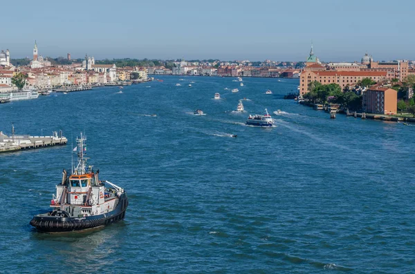 Fartyg i Venedigs canal — Stockfoto