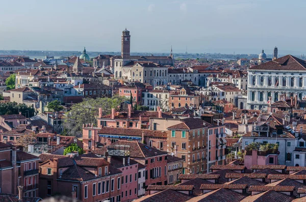 Venedik renkli binalar