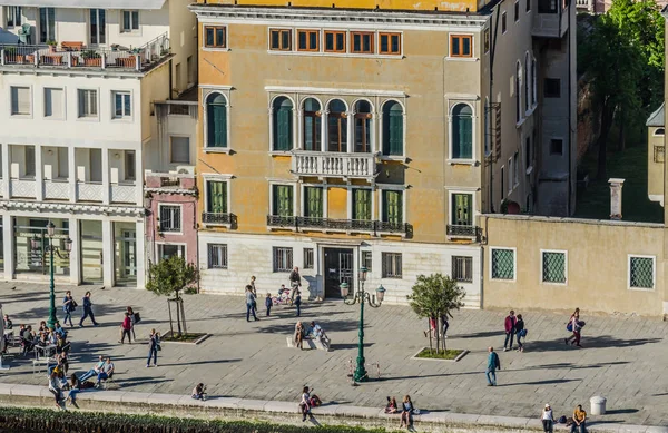 Gamla byggnader och människor i Venedig — Stockfoto