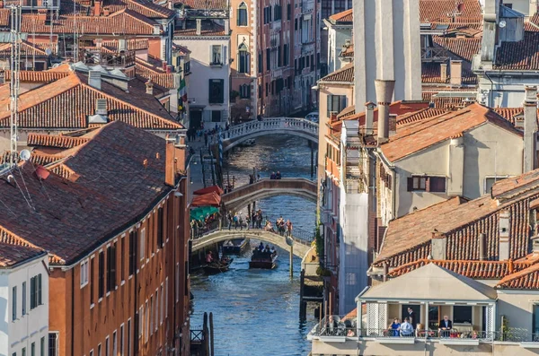 Broar över canal i Venedig — Stockfoto