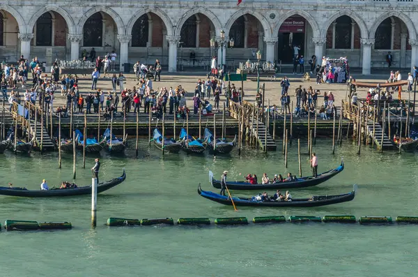 Gondoler och folk i Venedig — Stockfoto