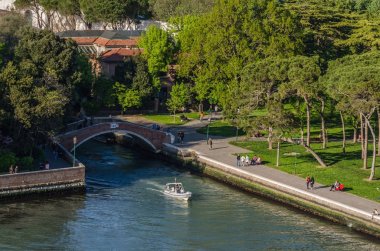 Köprü ve tekne Venedik