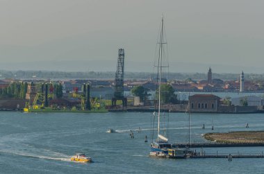 denizin kenarında yüksek yelkenli