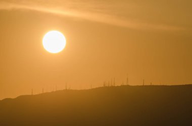 Gemi direkleri dağda gönderme ile parlak gündoğumu