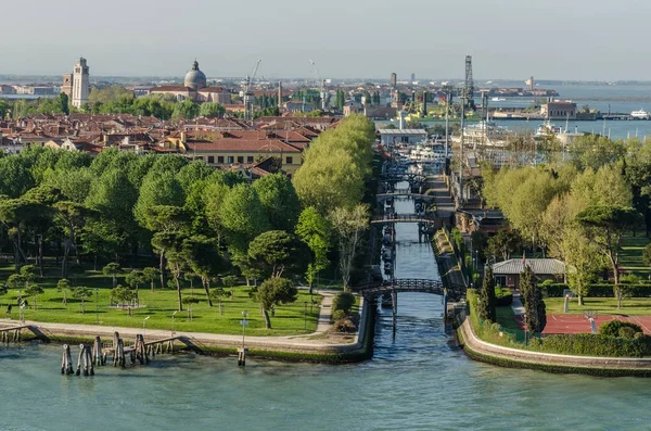 Kanalen och många broar i Venedig — Stockfoto