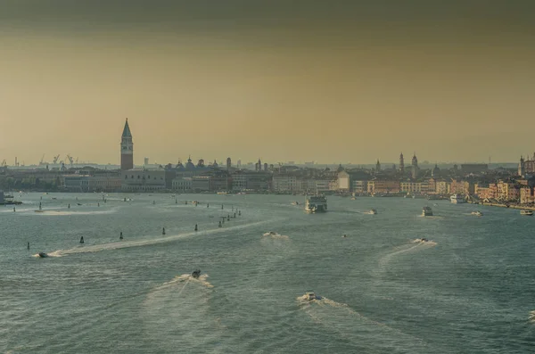 Många fartyg vid havet i Venedig — Stockfoto