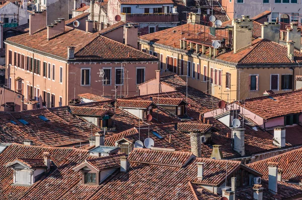 Röda takåsarna i Venedig — Stockfoto