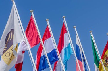 birçok bayrak eğik