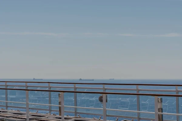 Вантажні кораблі на морському круїзному судні — стокове фото