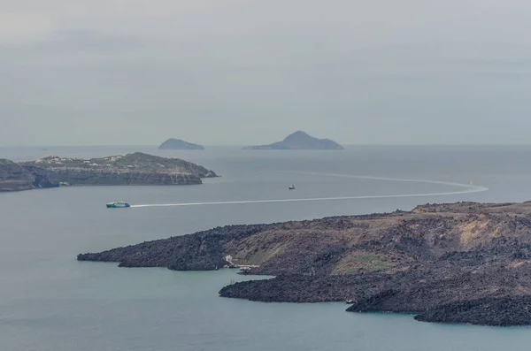 島とサントリーニ島のボート — ストック写真