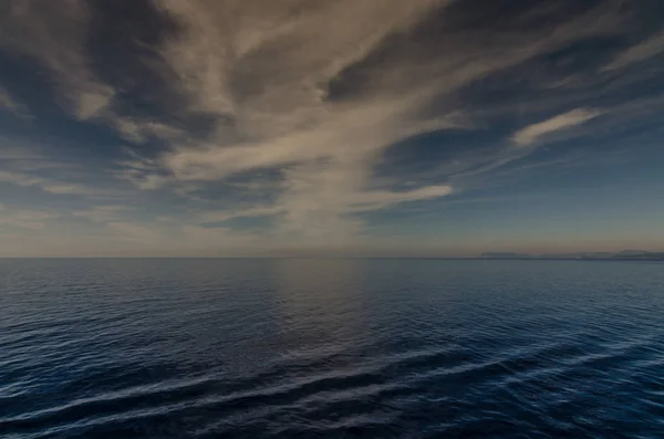 Onde nuvole e mare — Foto Stock