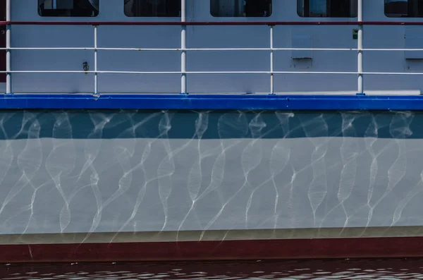 A hajó a víz tükre — Stock Fotó