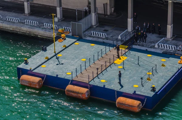 Embarcadero en el puerto junto al mar — Foto de Stock