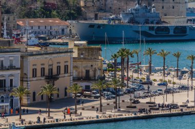 Brindisi liman avuç içi ile