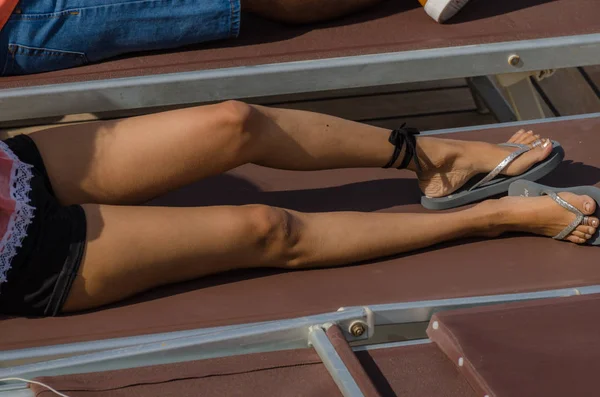 De benen van de vrouw op een zonnebank — Stockfoto