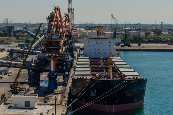 Schip met kraan in de haven — Stockfoto