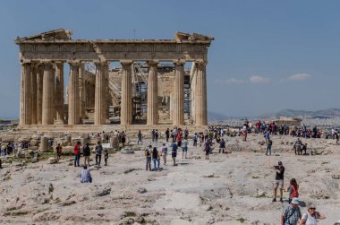 Akropolis turistlerin yaz aylarında