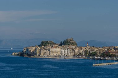 Corfu town denizin kenarında