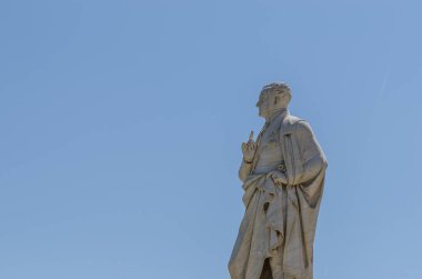 heykel ve mavi gökyüzü