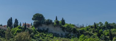 Corfu panorama kayalarda ağaçta