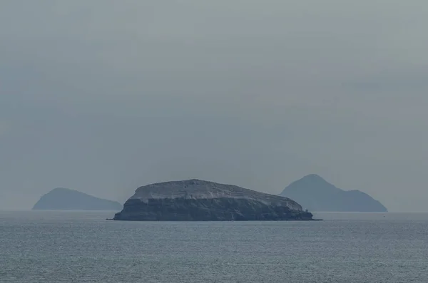 Trois îles au bord de la mer — Photo
