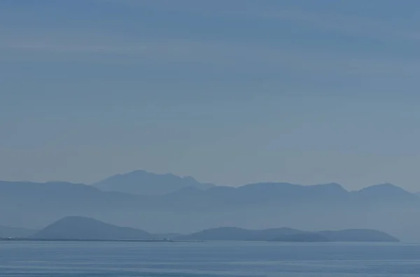 Montagnes bleues et mer — Photo