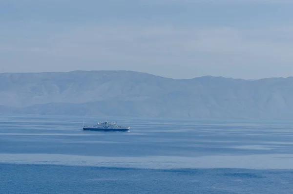 Navire bleu blanc dans la mer — Photo