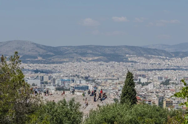 Touristes sur un rocher à athens — Photo