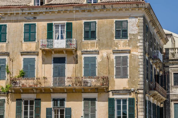 Hus med balkong i Korfu — Stockfoto