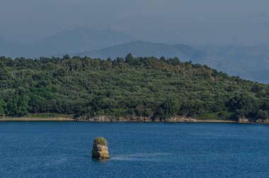 küçük ve büyük bir ada