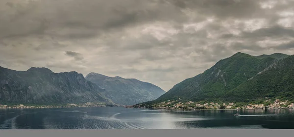 Vysoké hory a město na panorama moře — Stock fotografie